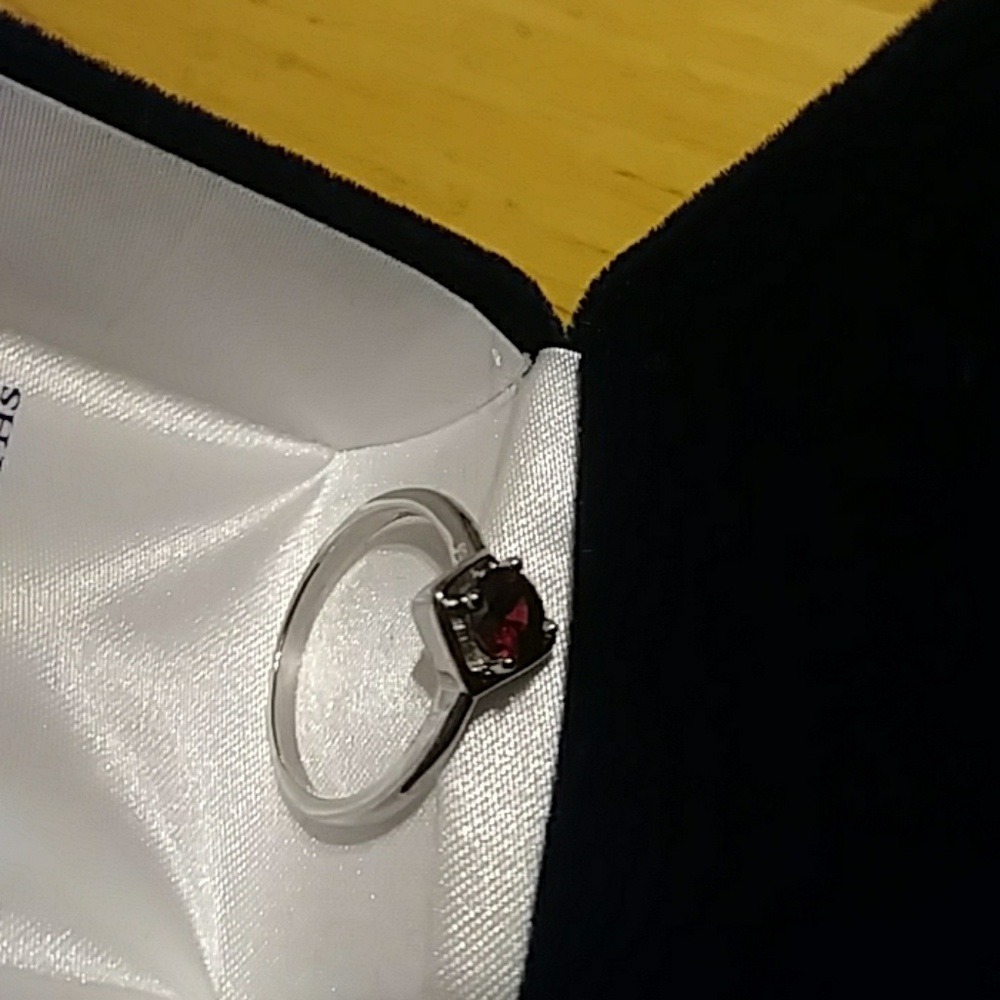 💍New Silver ring red stone size 6.5 💍